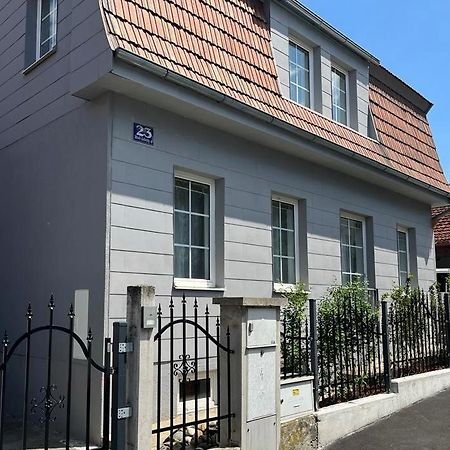 Entzuckende Kleine Vorstadtvilla 克洛斯特新堡 外观 照片
